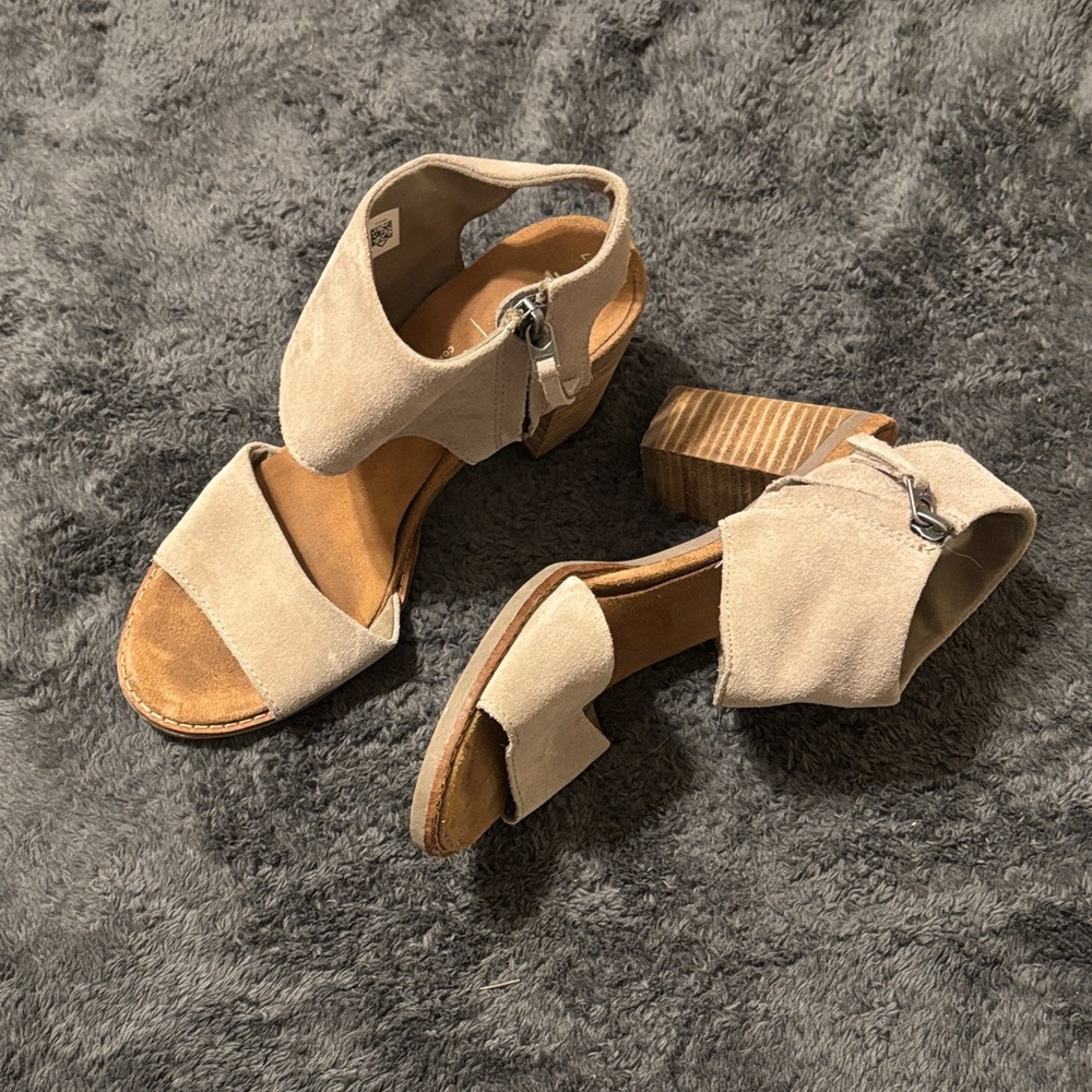 Tom’s Women's wedge Sandals size 7